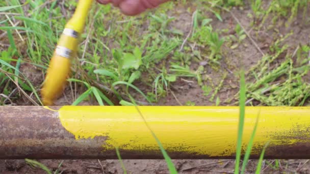 Nahaufnahme einer Hand mit einem Pinsel färbt die Pfeife gelb. — Stockvideo