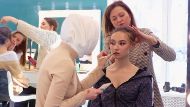 Le labbra delle ragazze sono dipinte e i suoi capelli sono disegnati da due maestri.. — Video Stock