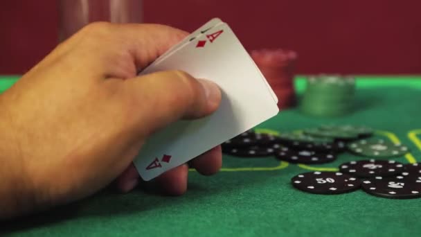 A risky poker players hand reveals two aces in close-up. — ストック動画