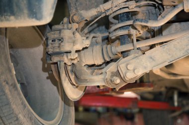 Süspansiyon merkezi ve arka kalibre eski ve paslı.. 