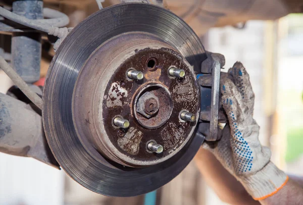 Eldivenli eller eski bir arabanın fren ayarını yükler veya kaldırır. 