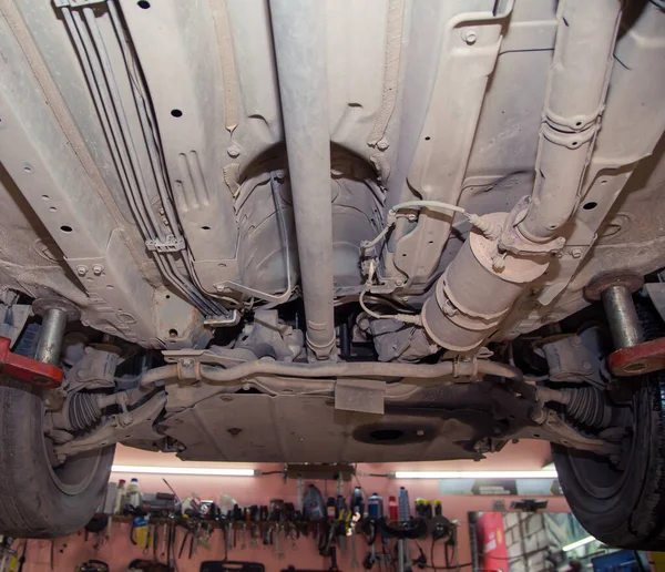 Alt gövdenin alt görüntüsü ve asansördeki eski bir arabanın tekerlekleri.. 