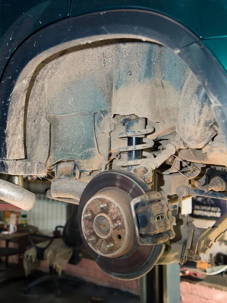 El cubo de rueda trasera, el amortiguador y la pinza son viejos y oxidados. — Foto de Stock