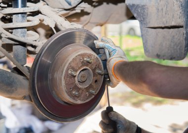 Tornavidayla eldivenli bir adamın elleri merkezdeki kalibreleri söker..