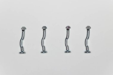 Fren takımı, dört metal çubuk - parmaklar üst üste.