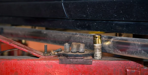 Cabezales metálicos de una llave neumática en el soporte de elevación. — Foto de Stock