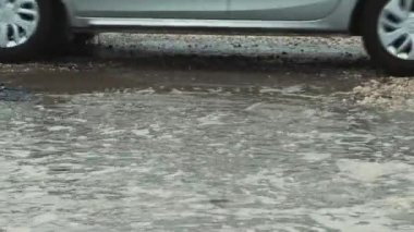 Asfalttaki büyük çukurlar, yağmurdan zarar gören yol altyapısı.