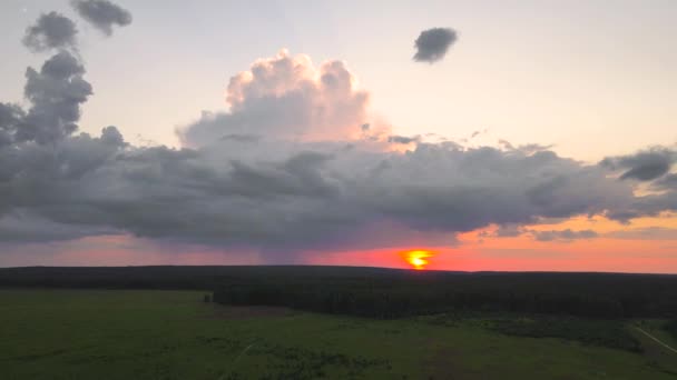 Beau coucher de soleil avec des nuages rouge-orange contre le ciel sombre. — Video