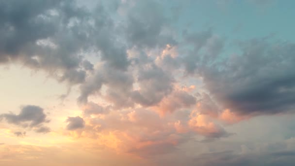 Lindas nuvens se movem na luz do sol contra o céu azul. — Vídeo de Stock