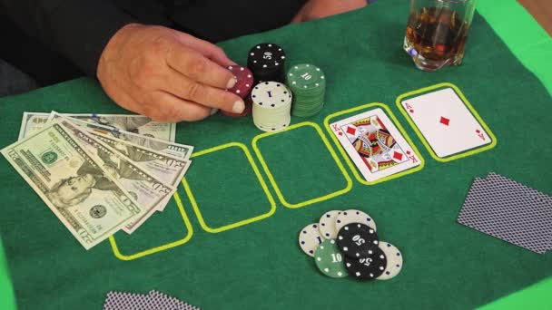Крупным планом руки рискованного игрока в покер медленно перемещают все свои фишки. — стоковое видео