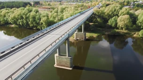 Пасажирський автомобіль рухається вздовж дорожнього мосту . — стокове відео