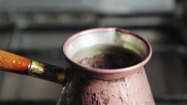 Přirozeně aromatické kávové pěny a vředy rozostřené. — Stock video