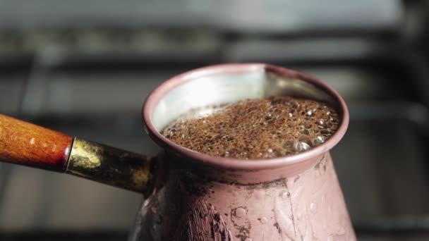 Natural, fervuras de café aromáticas no turk e espumas. — Vídeo de Stock