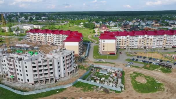 Yeni, modern bir apartmanın, banliyölerde yeni bir binanın üzerinden uçmak.. — Stok video