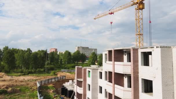 Moderní novostavba na předměstí, letecký pohled na činžovní dům. — Stock video