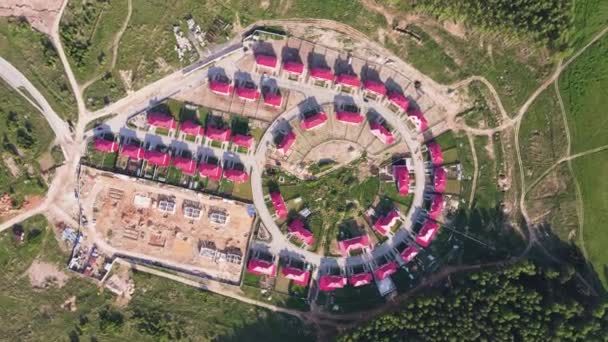 Adosados en los suburbios, una vista desde un quadcopter a nuevas cabañas modernas. — Vídeos de Stock