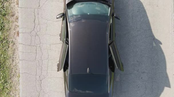 Lichte ajar deuren van een personenauto zijn op zijn beurt gesloten, bovenaanzicht. — Stockvideo
