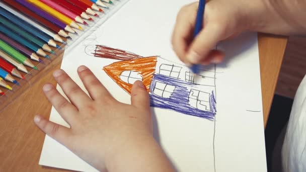 Barnens händer rita och måla väggen i huset. — Stockvideo