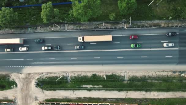 Trafik sıkışıklığına yaklaşan arabalı bir kır yolunun hava görüntüsü.. — Stok video
