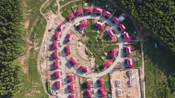 Maisons de ville élégantes dans la banlieue, vue aérienne de nouveaux chalets modernes. — Video