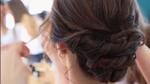 Primer plano de la parte posterior de la cabeza de las niñas, su cabello está peinado, salpicando barniz. — Vídeos de Stock