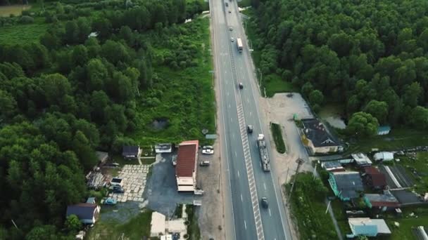 Coches y camiones están conduciendo rápido a lo largo de la carretera, vista aérea. — Vídeos de Stock