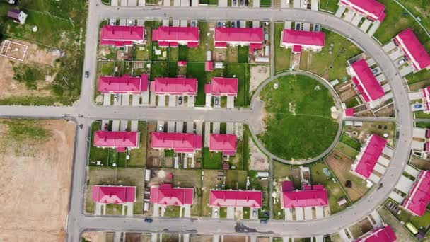 Casas adosadas modernas en un asentamiento suburbano, vuelo sobre nuevas cabañas. — Vídeo de stock