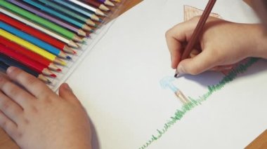 Çocukların elleri evin yakınındaki yeşil çimlerde bir adamı döndürüyor.. 