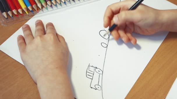 Παιδικό χέρι σχεδιάζει αυτοκίνητα στο δρόμο με ένα χρωματιστό μολύβι. — Αρχείο Βίντεο