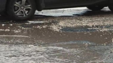 Çok tehlikeli çukurlar, kötü havalarda su, hasar görmüş yol altyapısı..