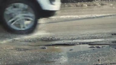 Asfalttaki küçük çukurlar, yağmurdan sonra hasar gören yol altyapısı.