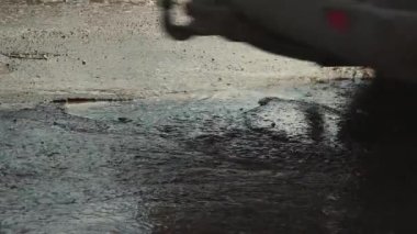 Asfalttaki küçük çukurlar, yağmurdan sonra hasar gören yol altyapısı.