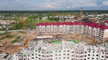 Modern bir apartmanın havadan görünüşü, banliyölerde yeni bir bina.