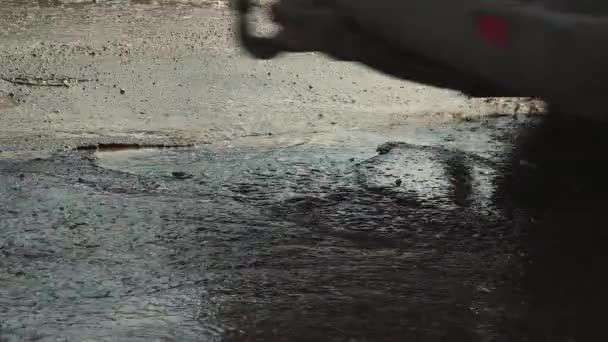 Μικροί λάκκοι στην άσφαλτο, οδική υποδομή κατεστραμμένη μετά τη βροχή. — Αρχείο Βίντεο