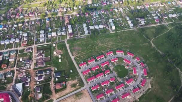 Hermosas casas adosadas modernas en los suburbios, vista aérea de nuevas cabañas. — Vídeos de Stock