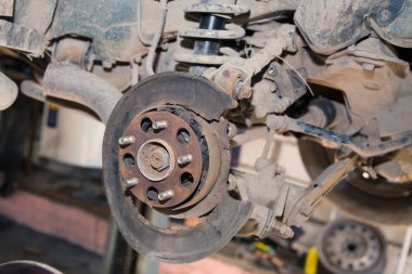 Arka tekerlek eski bir arabanın paslanmış.. 