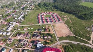 Yeni modern kulübelerin havadan görünüşü, bir banliyö yerleşim yerindeki evler.