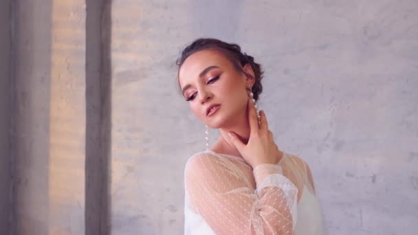 Tender bonito modelo menina posando em um vestido branco close-up. — Vídeo de Stock