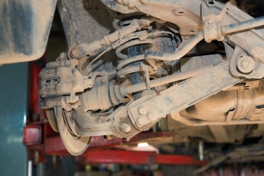 Kollar ve arka tekerlek süspansiyonu aşınmış ve paslanmış..