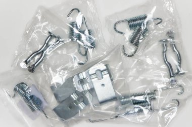 Paketteki metal parçalar, araba tamiri için parçalar..