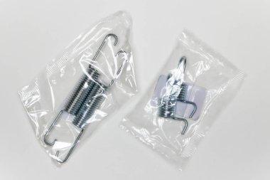 Pakette metal yaylar var, araba tamiri için parçalar.. 