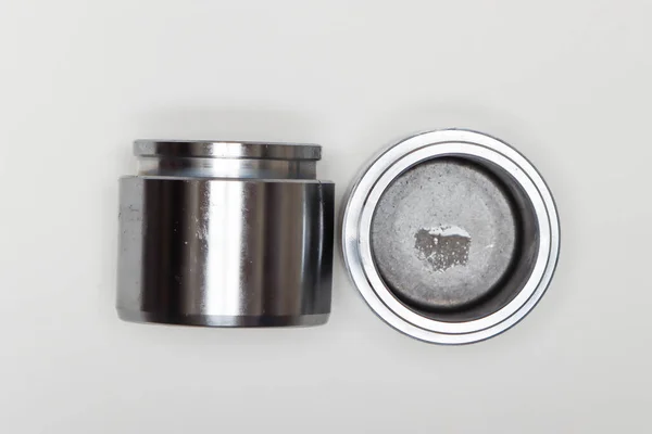İki metal silindirik piston, makine tamir parçaları.