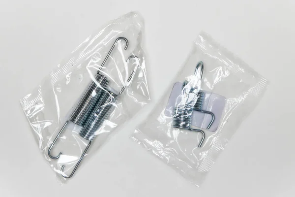 Pakette metal yaylar var, araba tamiri için parçalar.. 