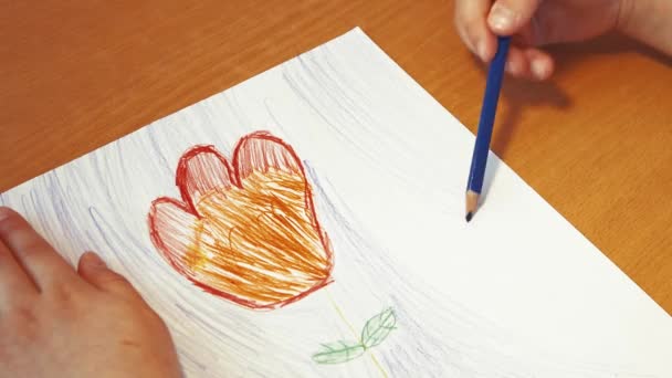 A gyerekek kézzel festenek egy rajzot színes ceruzával.