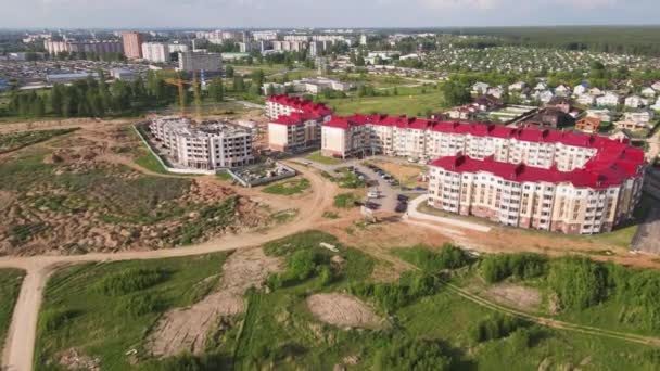 Moderno edificio nuevo en los suburbios, vista aérea del edificio de la casa. — Vídeos de Stock