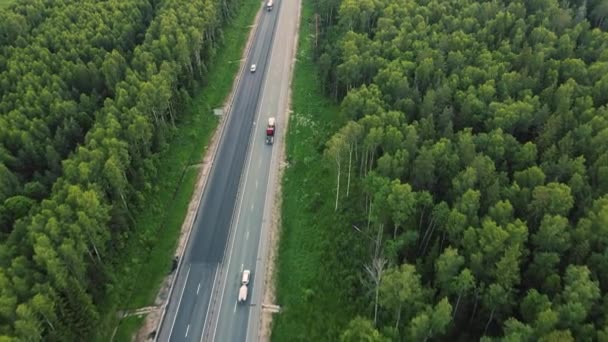 Veduta aerea di auto e camion che guidano veloce lungo un'autostrada suburbana. — Video Stock