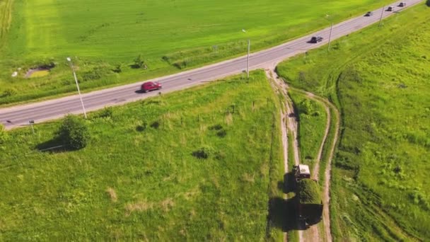 Bonita vista aérea del tractor que lleva un carro lleno de hierba cortada. — Vídeos de Stock