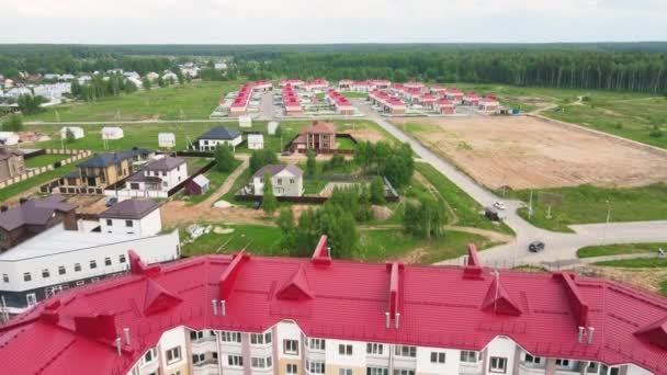 Flight over the red roof of high-rise buildings, townhouses in the suburbs. — Stock Video