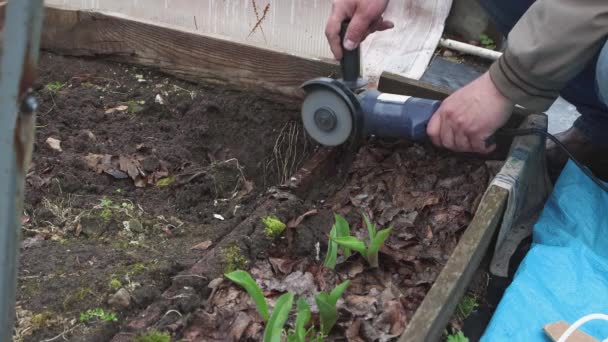 Male hands close-up with a grinder are cutting an old metal structure. — Stock Video