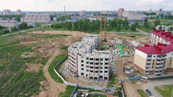 Vlucht over een nieuw appartementencomplex, modern nieuwbouw in de buitenwijken. — Stockvideo